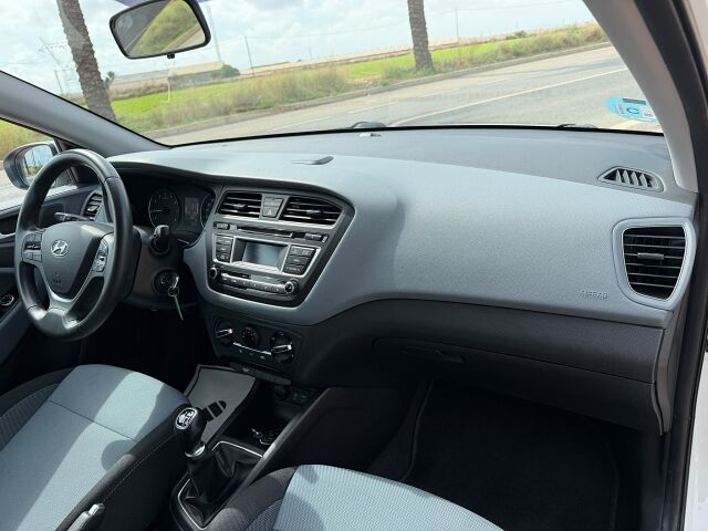 HYUNDAI I20 ACTIVE 1.2 PETROL SPANISH LHD IN SPAIN ONLY 21000 MILES SUPERB 2017